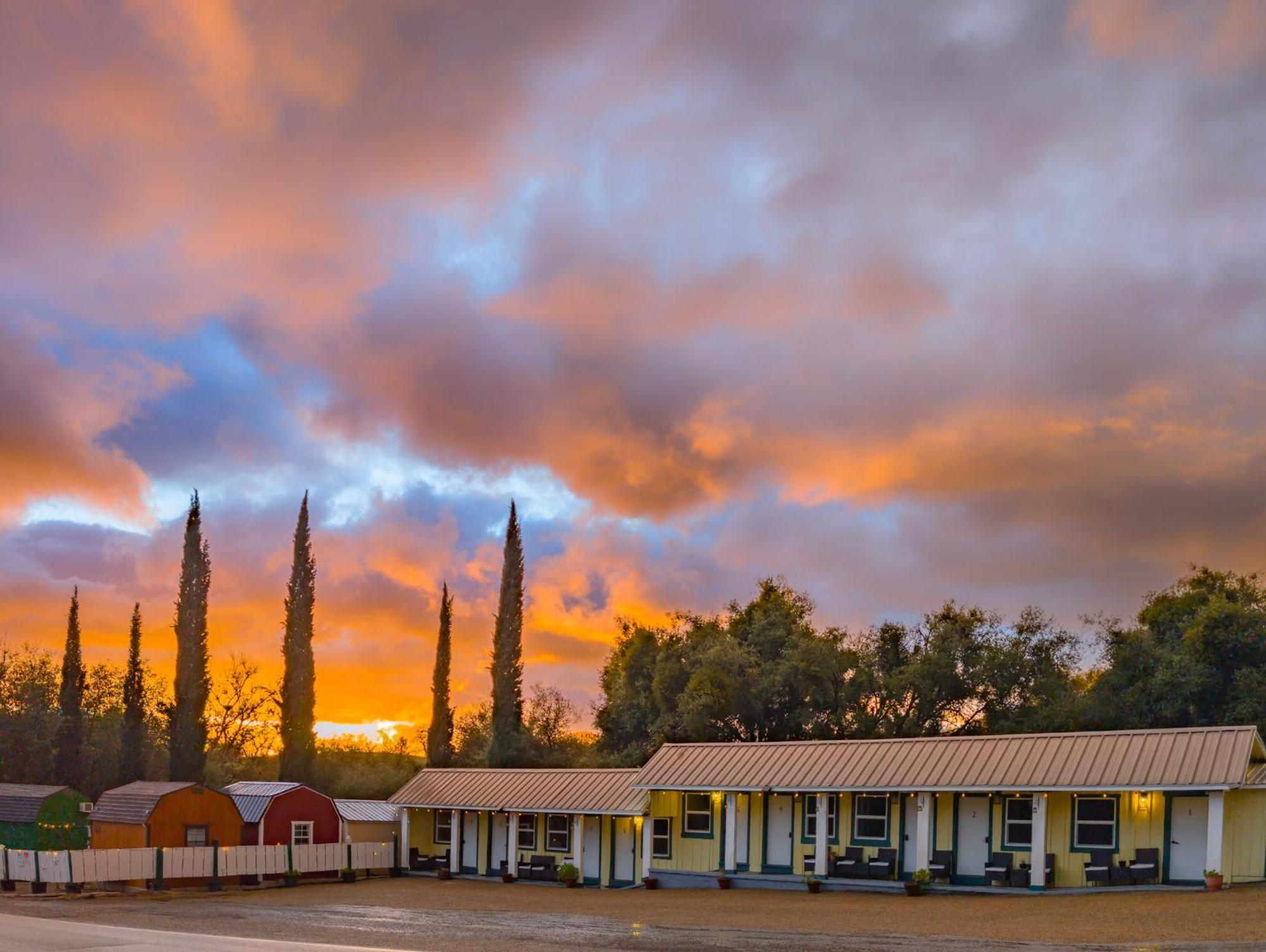 Genas'S Sierra Inn & Restaurant Dunlap Exterior photo